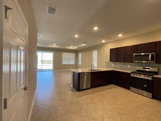 Building Photo - ***Move-In Special: 2 Weeks Free Rent! | B...