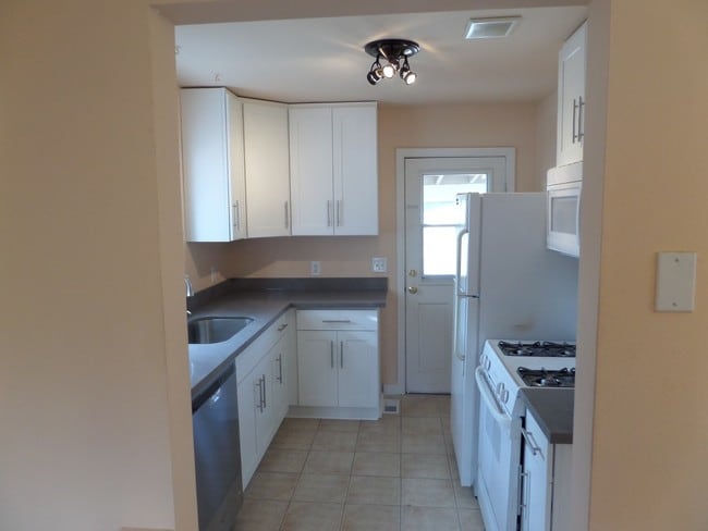 Building Photo - Super Cute & Renovated 3-Bedroom Cottage i...