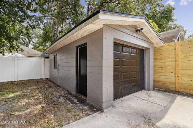 Building Photo - 836 Lynton St