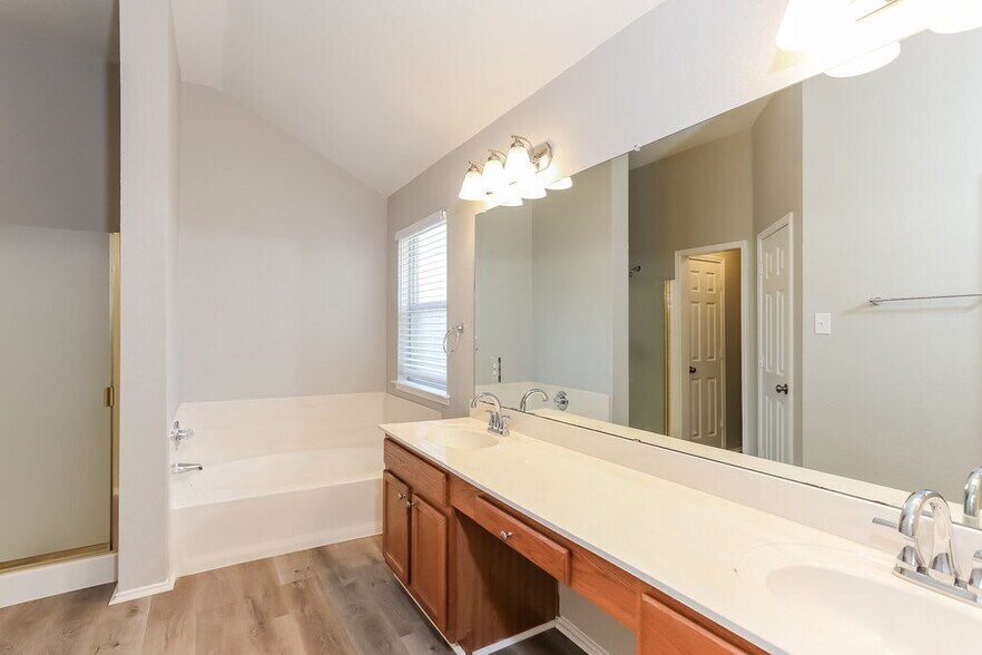 Building Photo - 1302 Hidden Glade Dr