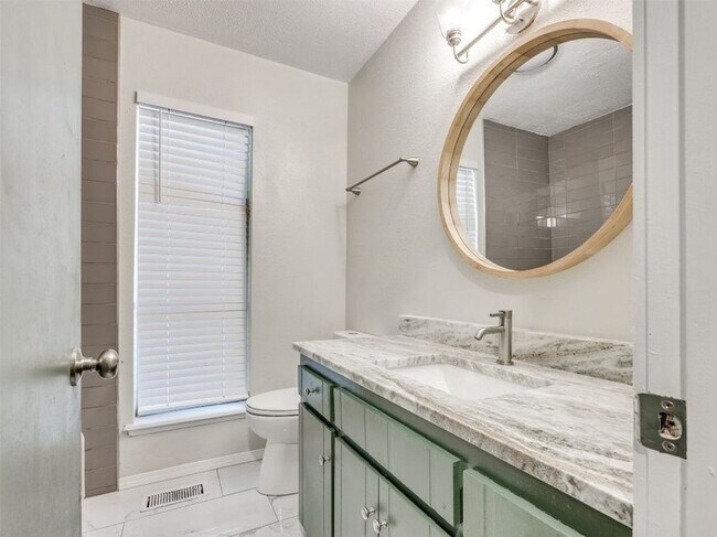 Building Photo - Updated 3 Bed 2 Bath In OKC