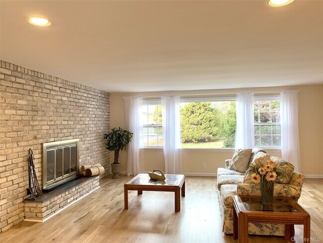 Building Photo - 25 Squires Ave