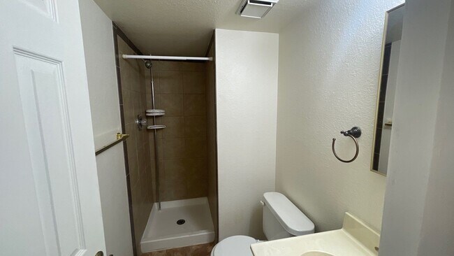Building Photo - 2bed 2bath Gated Community with a Swimming Pool