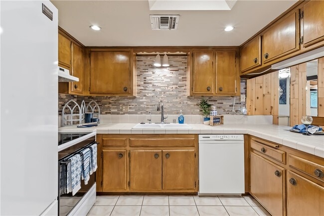 Building Photo - 2687 Country Club Dr