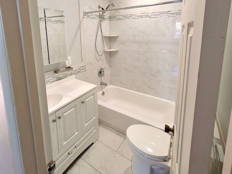 Building Photo - 9204 Davidson St