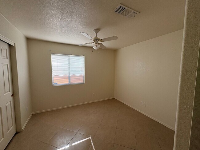 Building Photo - 3Bed 2Bath West Side Home