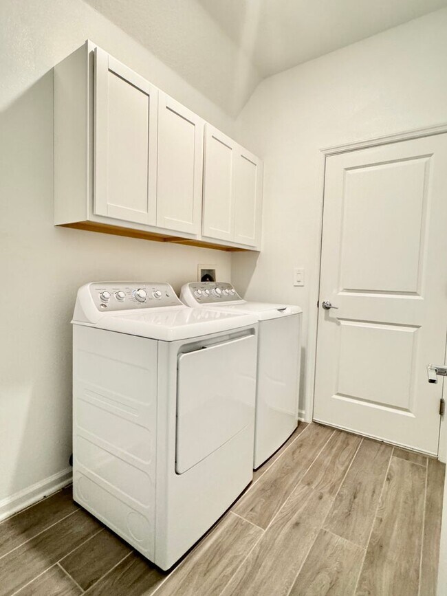 Building Photo - Like New - Large 4/4 Single Story Home wit...