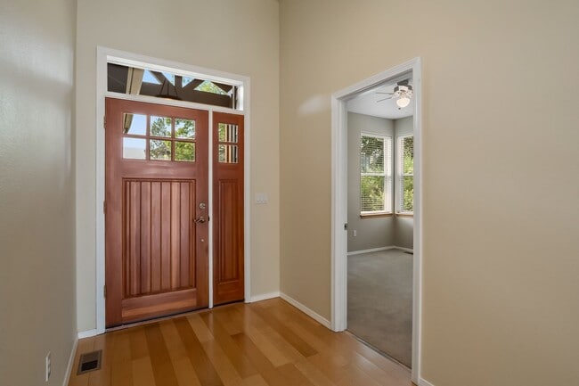 Building Photo - Beautiful Eagle Crest Home with Stunning V...