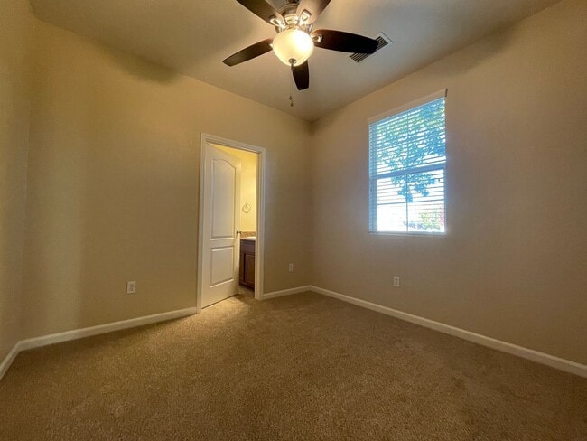 Building Photo - Beautifully Updated 3BD/2.5BA Townhouse in...