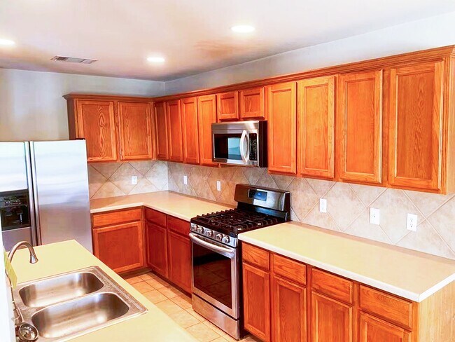 kitchen new appliances - 577 Quarter Ave