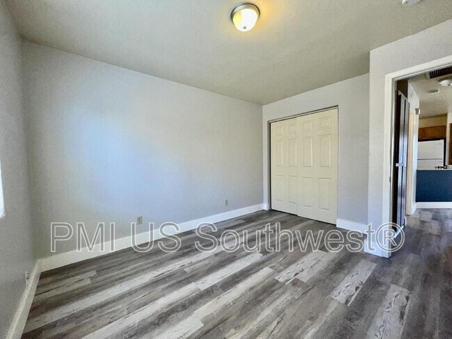 Building Photo - 8132 E Lakeshore Dr