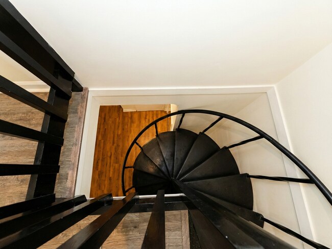 Building Photo - 235 King St