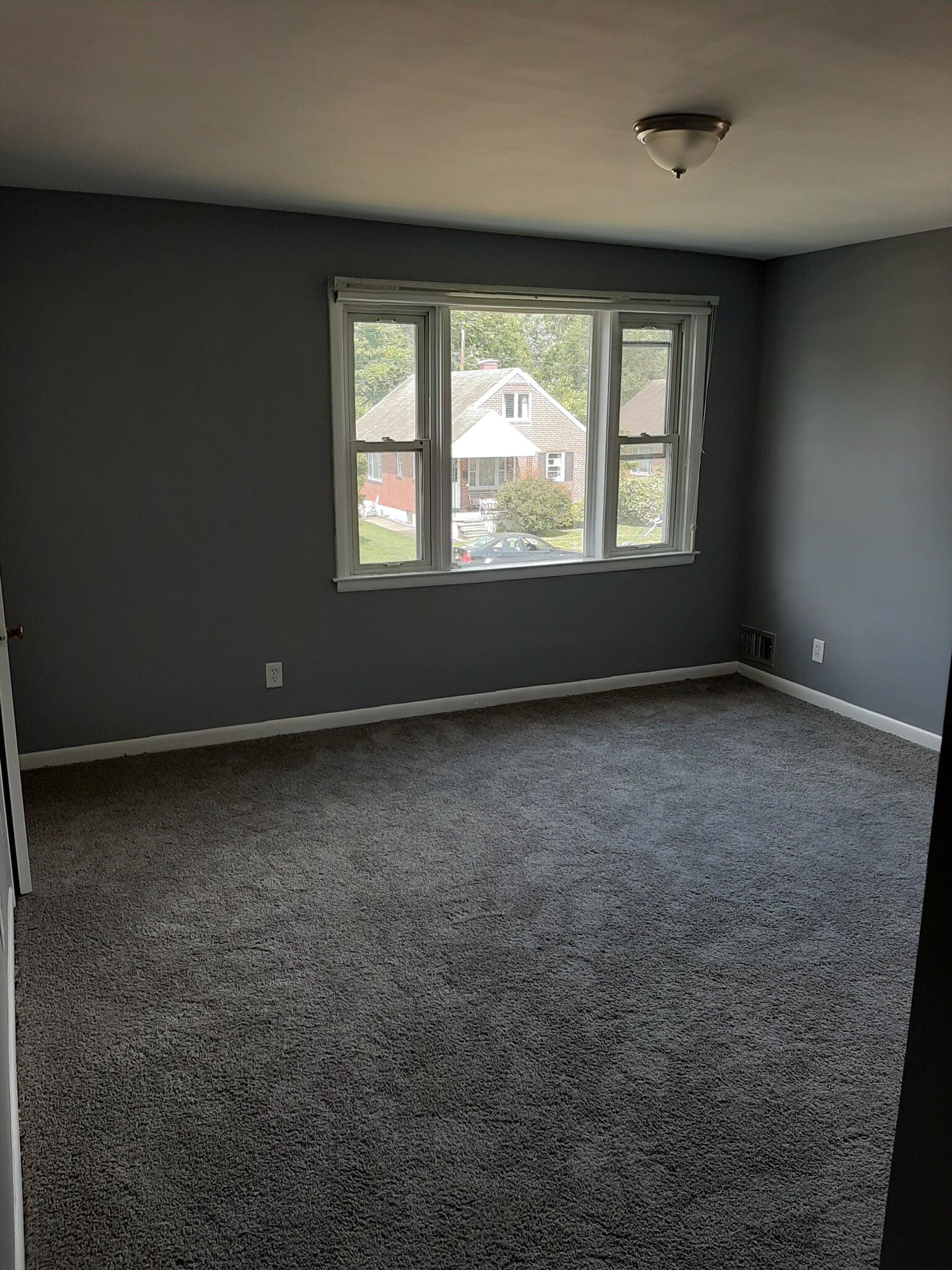 Living room - 4611 Parkwood Ave