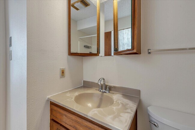 Building Photo - 8929 NE 52nd St