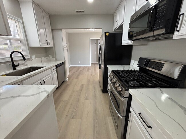 Building Photo - Upgraded 3 bedroom home!