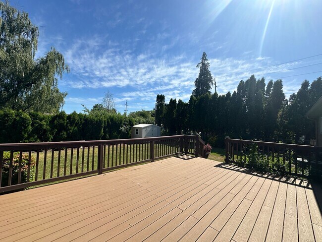Building Photo - Three Bedroom Home in South Salem with Lar...