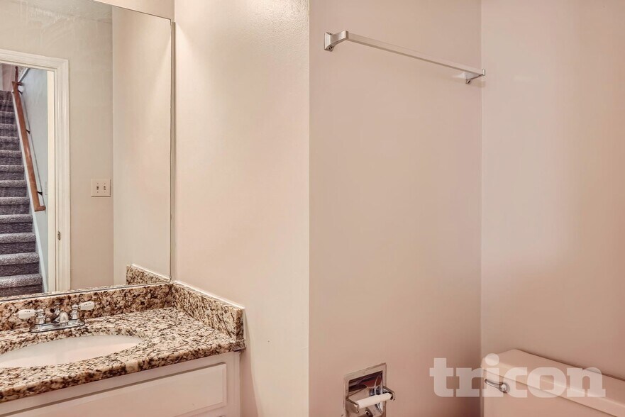 Building Photo - 5 Meadow Green