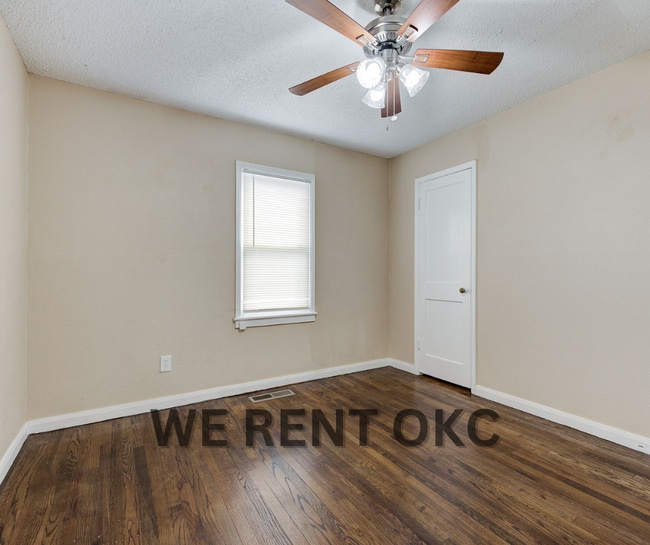 Building Photo - 207 E Marshall Dr