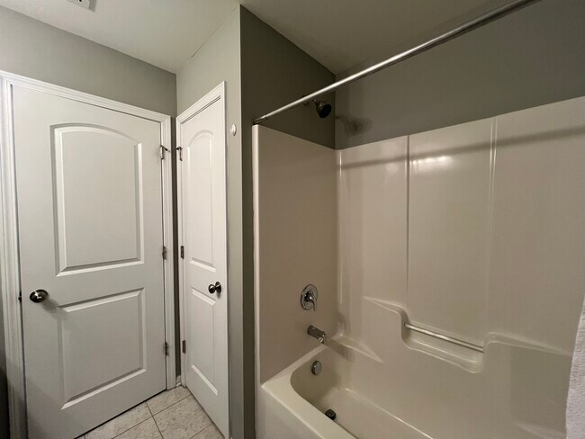 Building Photo - 2198 Laurens Dr