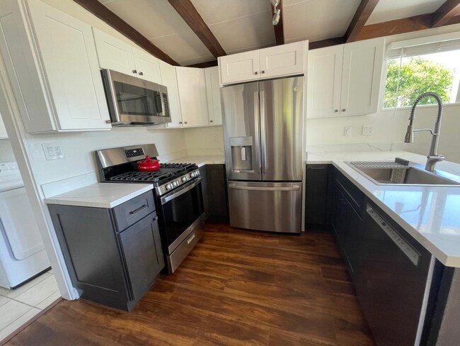 Building Photo - 830 Avalon Pl