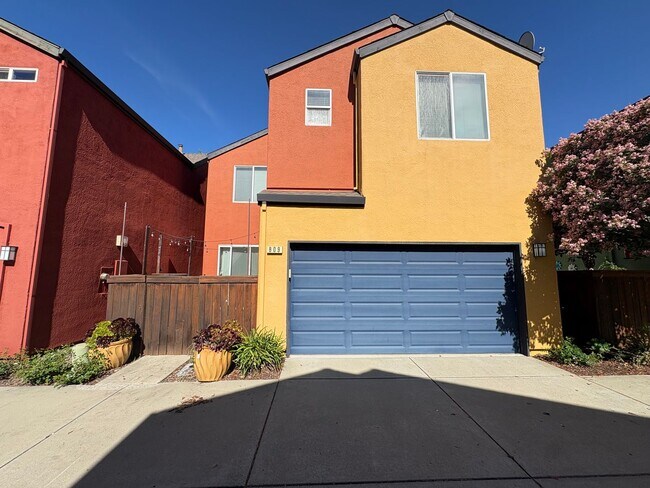 Building Photo - Modern 2 bed/2.5 bath with BONUS ROOM in West Sac