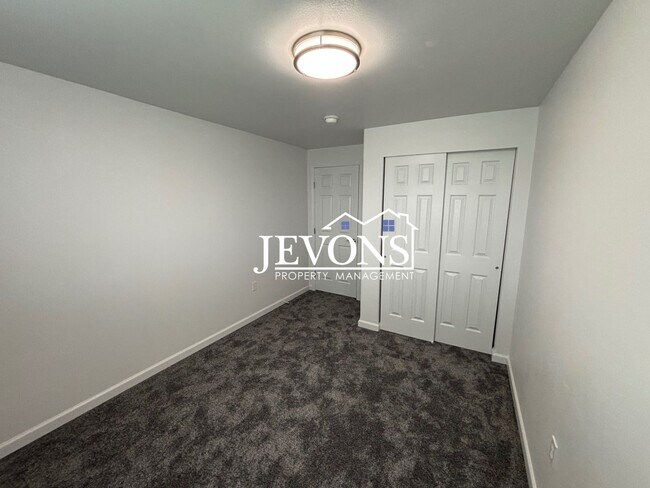 Building Photo - $500 Rent Credit - Charming 4-bedroom home...