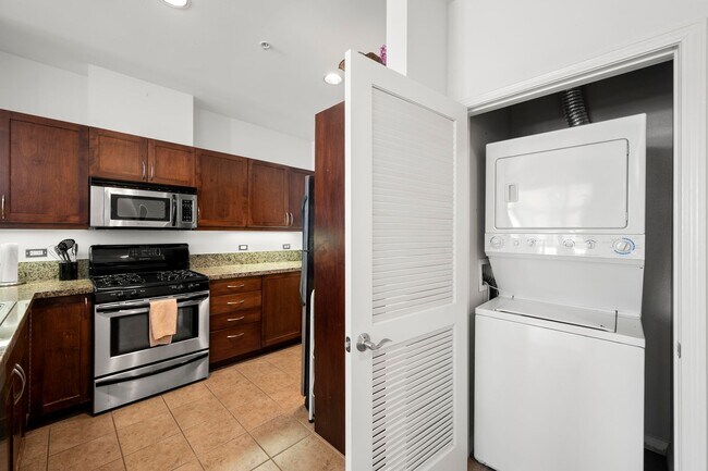 Building Photo - Top Floor Condo in the Gaslamp District!