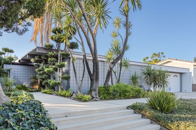 Building Photo - Stunning Mid-Century Modern 4 BR 3 BA with Bonus Room and Office