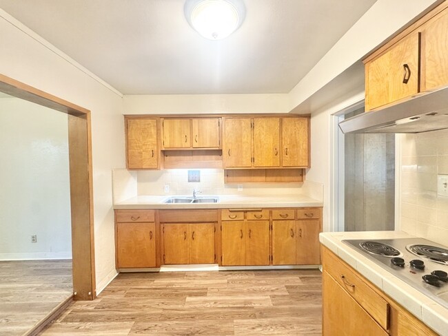 Building Photo - Charming 2-bedroom 1-bathroom duplex in Ca...