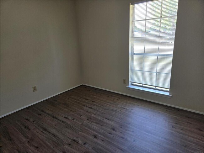 Building Photo - 262 Joyce St