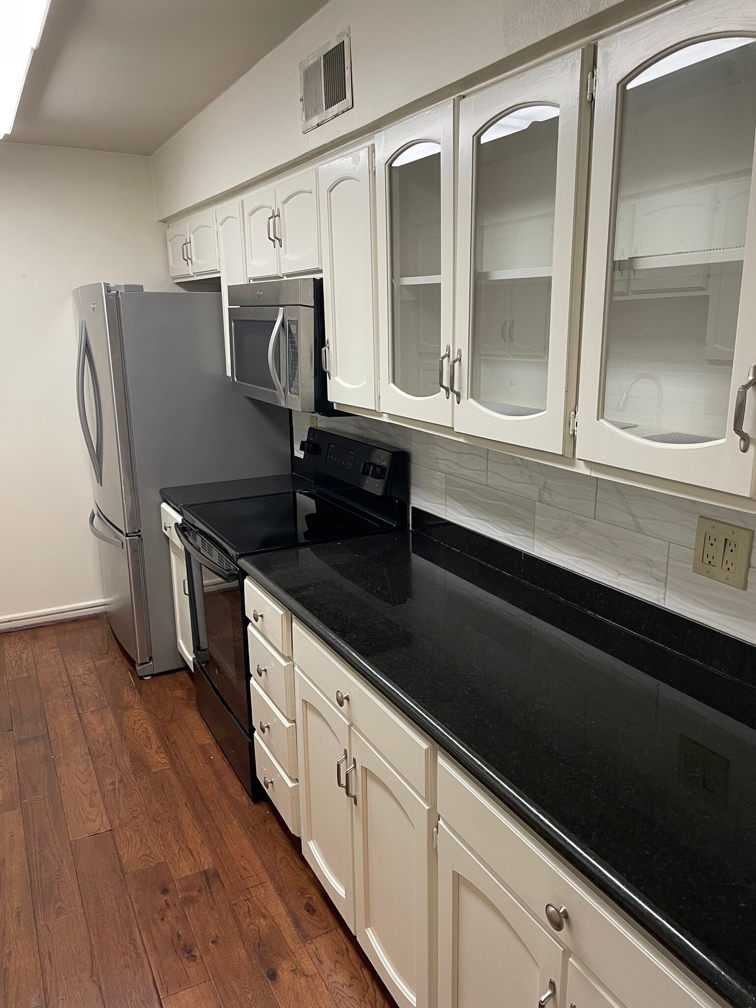 Kitchen - 361 N Post Oak Ln