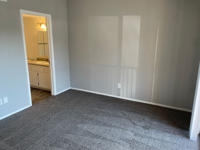 Building Photo - TOWNHOME - VILLAGE OF OAK CREEK - RED ROCK...