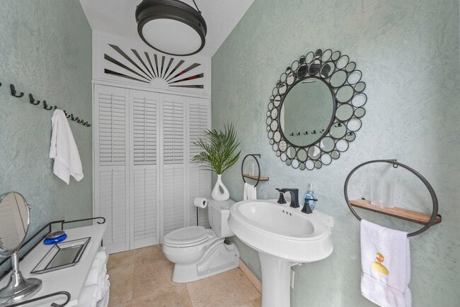 Building Photo - 605 Sunset Rd