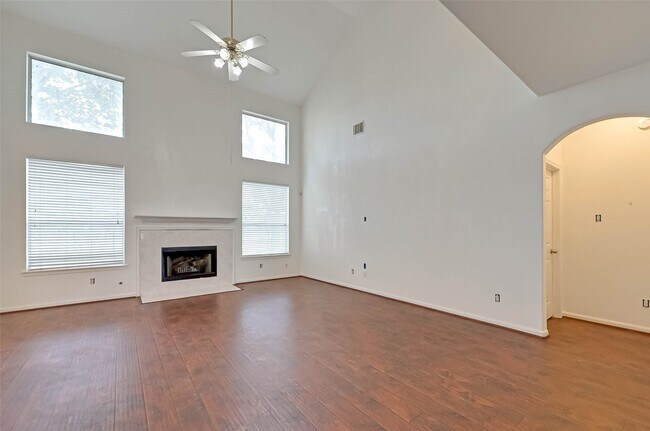 Building Photo - 8846 Gas Light Village Dr