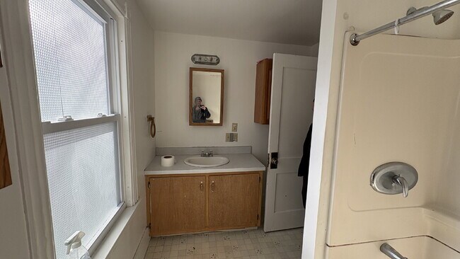 Building Photo - Charming 3-Bed Home with Gleaming Hardwood Floors in Westbrook – Your Cozy Retreat Awaits!