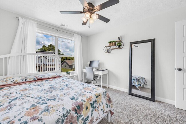 Building Photo - Pet Friendly Three Bedroom!