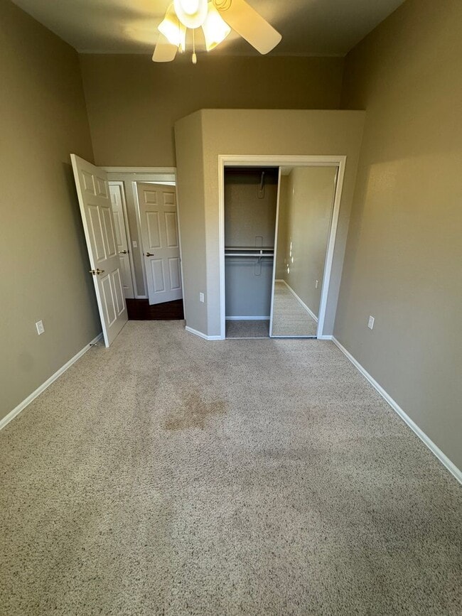 Building Photo - Beautiful home in with Stunning Mountain Views