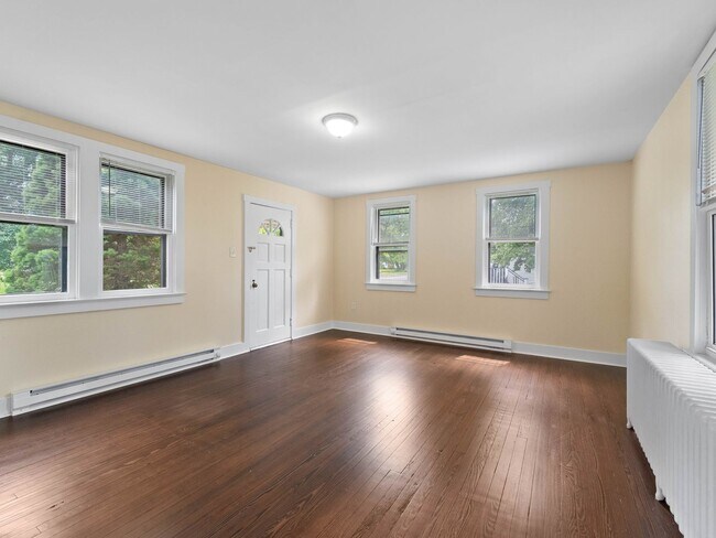 Building Photo - Spacious Updated Home with Modern Finishes in Mickleton