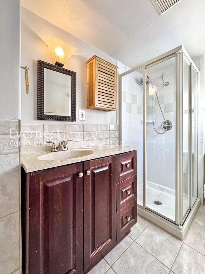 Building Photo - 4118 Wyandot St