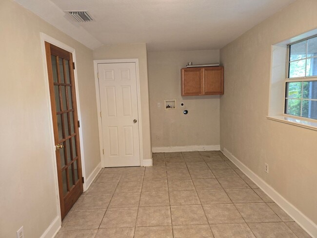 Building Photo - Charming 2-bedroom, 2-bathroom home