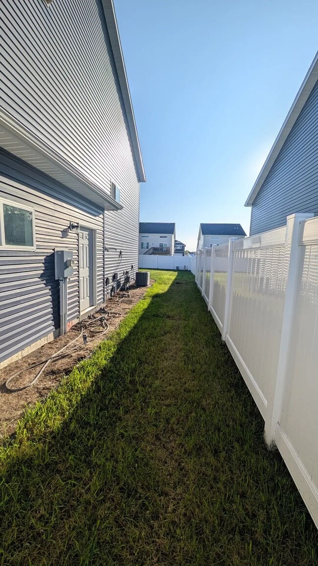 Building Photo - Furnished Queen Room with Closet & Private Bath