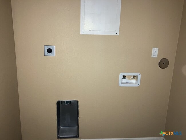 Building Photo - 2710 S Clear Creek Rd