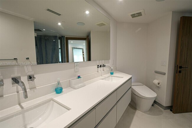 Building Photo - 16699 Collins Ave