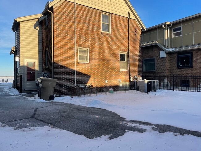 Building Photo - 934 W Shore Dr