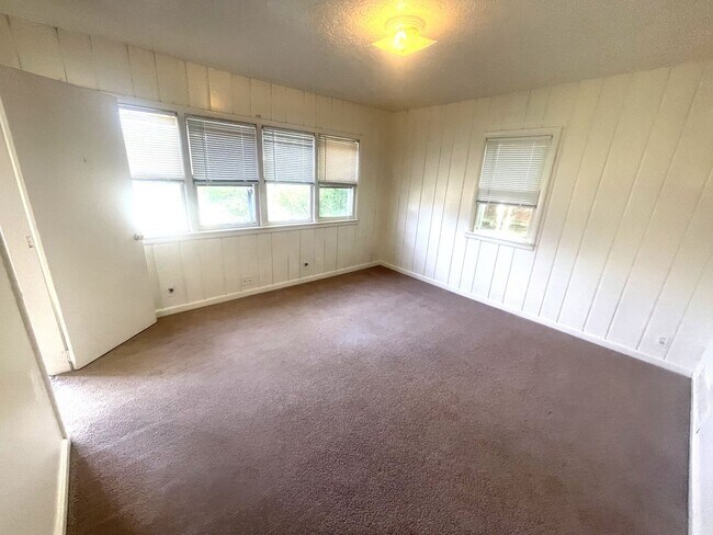 Building Photo - (2539 10th Ave Ct.)