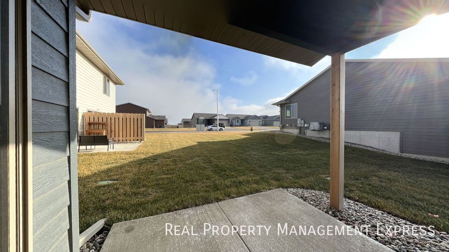 Building Photo - 3-Bed, 2-Bath Townhome: Modern, Spacious, Convenient