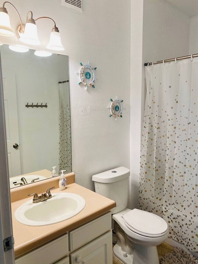 Building Photo - Amazing Furnished or Unfurnished 2-Bedroom Condo in Seminole – Steps from the Beach!