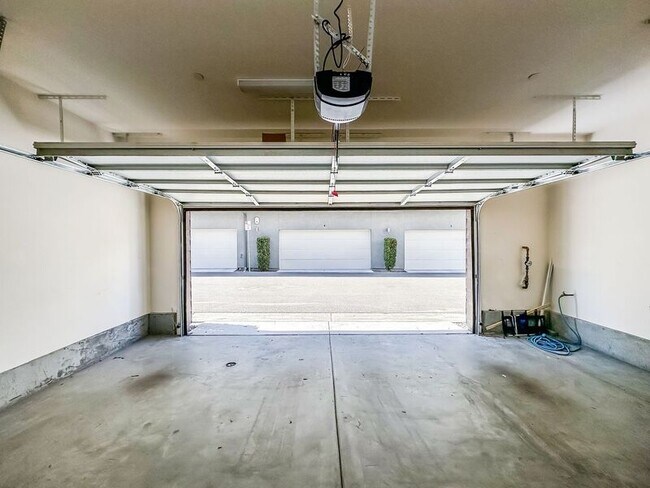 Building Photo - 2055 Bravo Loop
