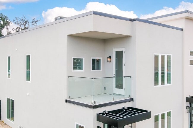 Building Photo - Exclusive Townhome in The Vue at Celebration Pointe