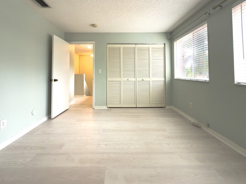 Building Photo - 1705 SW 110th Ter